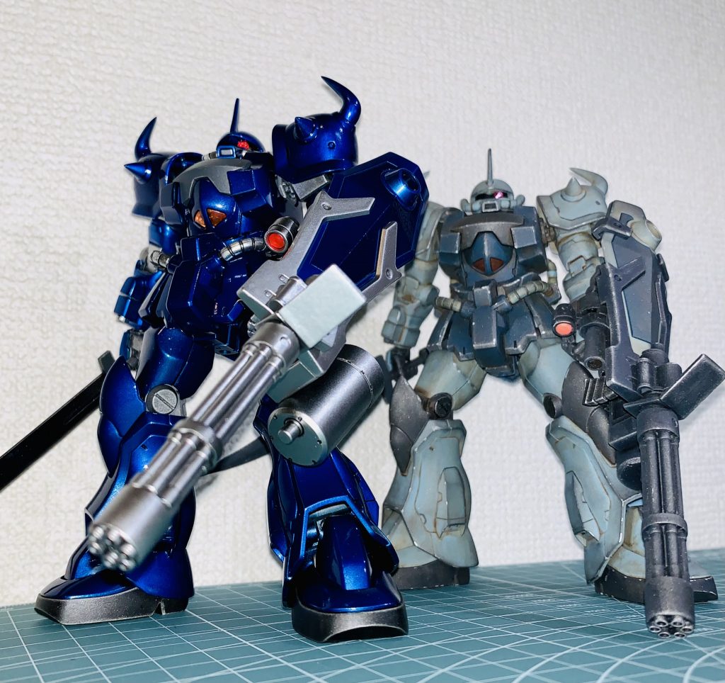 ツヤ消し成形色＋汚しの簡単フィニッシュとのツーショット。これはこれで良きです。 グフは何体あっても困りませんw