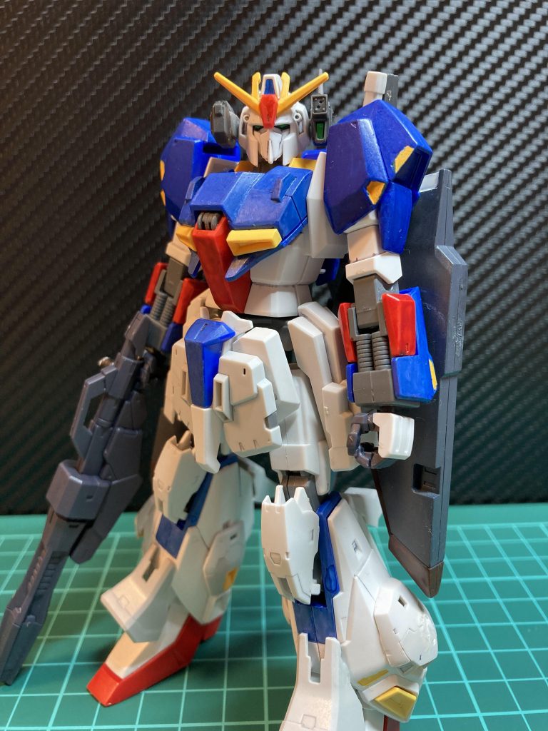 全体的なフォルムは変わらず、Zガンダムの変形機能が簡略化されている。これにより原型機のピーキーな操作感が(若干ではあるが)なくなり、誰でも運用しやすくなった。