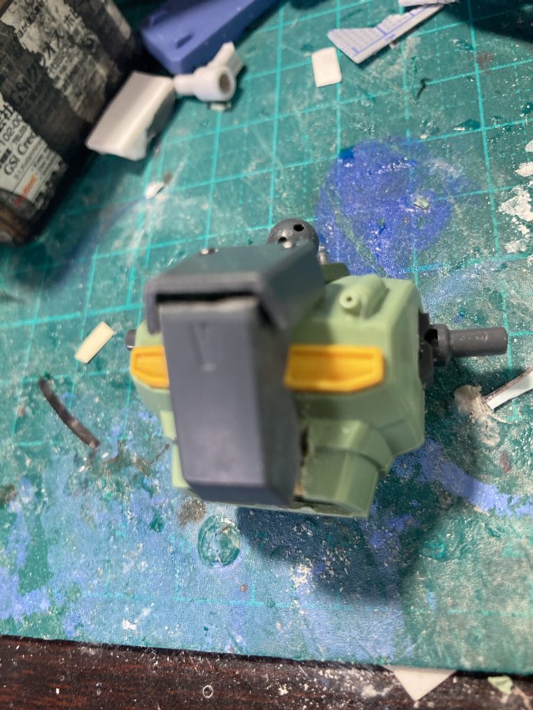 胸は、大きく作り直しました。パーツはボールデンとパワードアームズパワーダーから