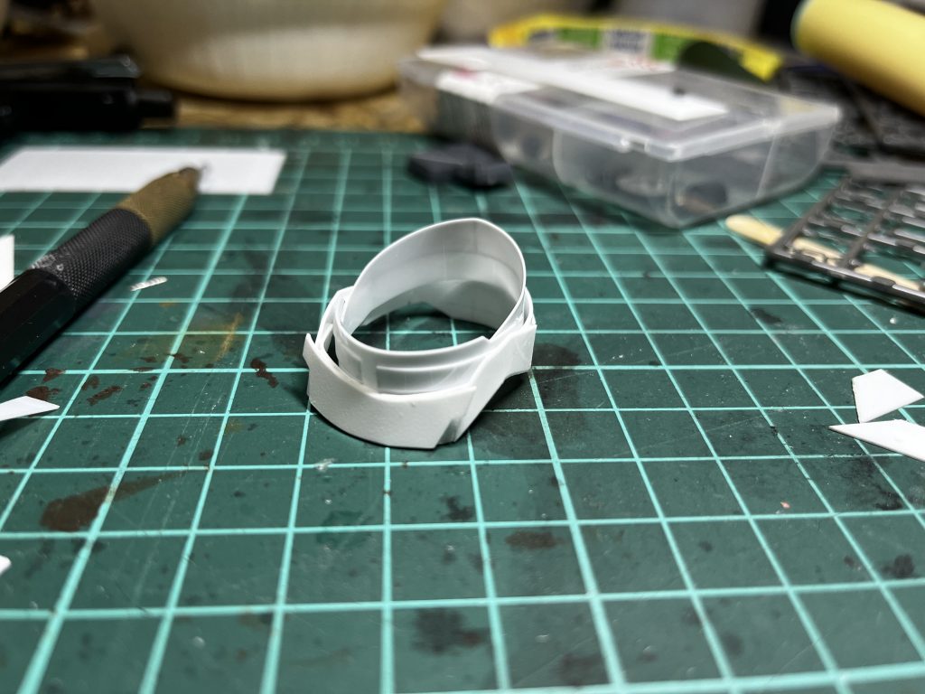 首周りの装甲のサフ前。均等に曲げるために自分にしては珍しく、ちゃんと長さ測ったり、中心をとったりしました。当たり前ですけど、こーゆーところをサボらずやると均等な形になるんですね。