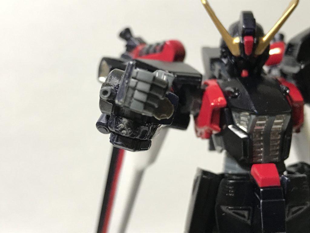 右腕部複合装備内側にヒート・ワイヤー、外側にビーム・ガン、グレネードランチャー、ハードポイント、下部にビーム・シールドと小型ガトリング・ガンを組み合わせた装備。