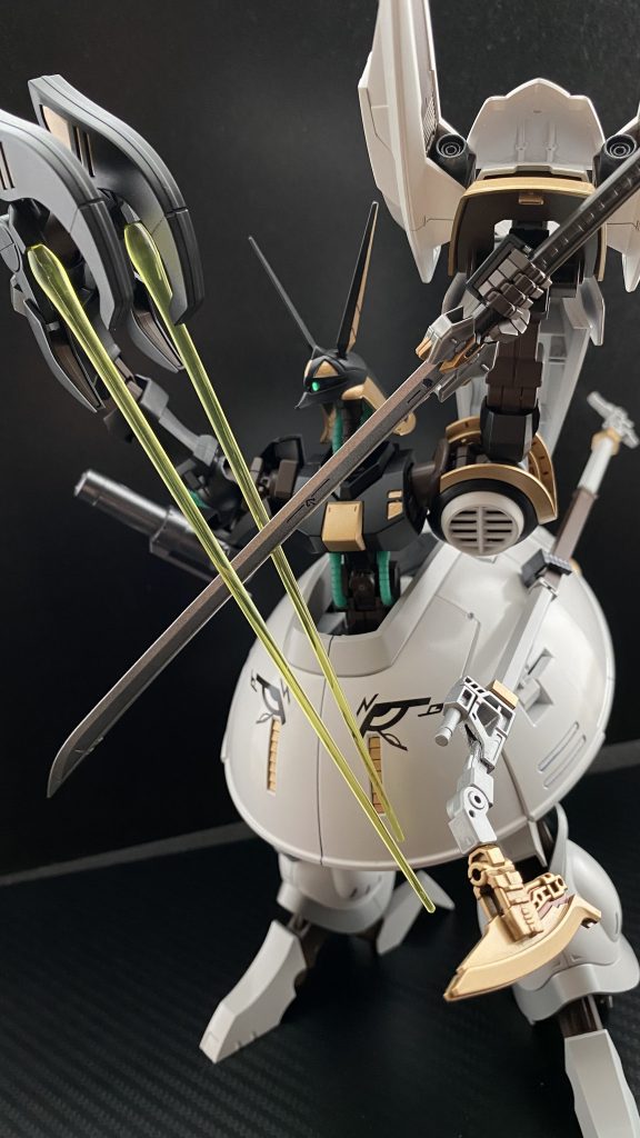 キャキイィインアルパ-ヌービス専用カウンターブレード　本機の持つ武装の中で最も特殊な武装が、このカウンターブレードである。柄内部の小型高性能攻撃補助システムが本機の機体駆動システムと連動することで、一度受けた近接格闘攻撃は全て、見切り、カウンター攻撃を行なうという、非常に強力な武装である。が、それらの行動は「auto」で行われる。つまり、機体が回避行動していようが、精密射撃をしている時だろうがお構いなしに、「auto」で勝手に動く。というなんかアホみたいな武装である。その為、本機のパイロットには、機体がどんな状態になっても制御できる高い認識能力、操縦技術が必要となる。