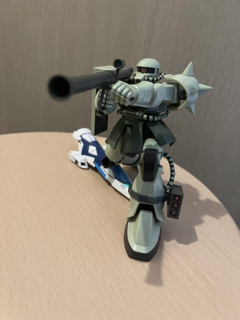 懐かしいです。これもリバイブでないHGUCザク!墨入れも超テキトーで見れたもんじゃないですね、、膝立ちなんて出来ないので、盾で補助w