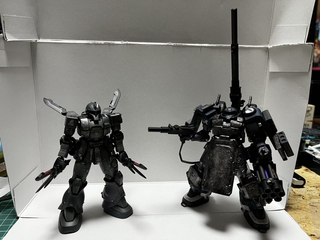 前作の双剣ザク(キシリア部隊機)と一緒に。ザクレンジャーはそれぞれの部隊で生き残った精鋭たちが集まった選抜部隊という超厨二設定で遊んでおります。超前線型と超遠距離型という正反対な2体ですが、自分にないものを持ってる同士、おそらくパイロット同士は仲良さそうですよね。きっと。というわけで以上となります。武器や外装パーツをたくさんつけてみるというコンセプトでの練習でしたが、設置のためにここを削ろうとか、ここは何を使って接着しようとか考えるのが楽しかったです。思いがけず予定になかった鋳造加工も10年ぶりに行い、無事にやり方を思い出せました。表面のザラザラはどんな時でも正義ですね。よろしければいいね!、コメントよろしくお願いします!