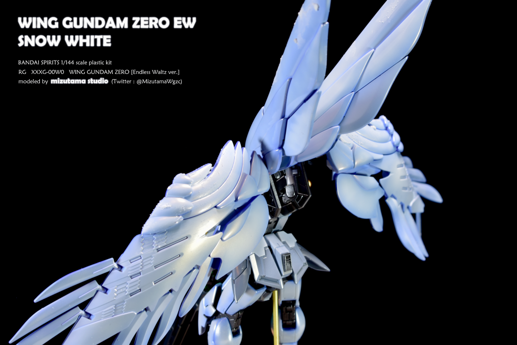 羽部分の下地は、フィニッシャーズのラベンダーベタ塗りとし、その上からガイアExホワイトでハイライトグラデーションを行った上で、雲母堂本舗ビスマスパールでコーティングしています。白装甲は、時間短縮を狙って下地は無く、フィニッシャーズのラベンダーで陰影グラデーションを行い、ホワイトパールでコーティングしています。