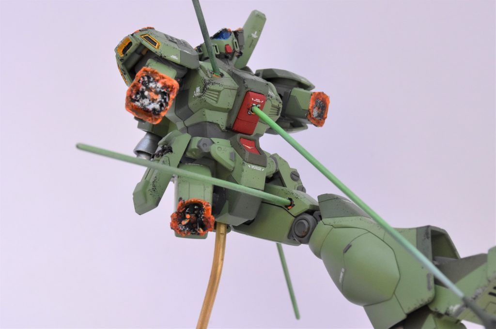 ダメージ表現はヒートナイフで切断、その後塗装にて焼けただれた色を再現してあります。