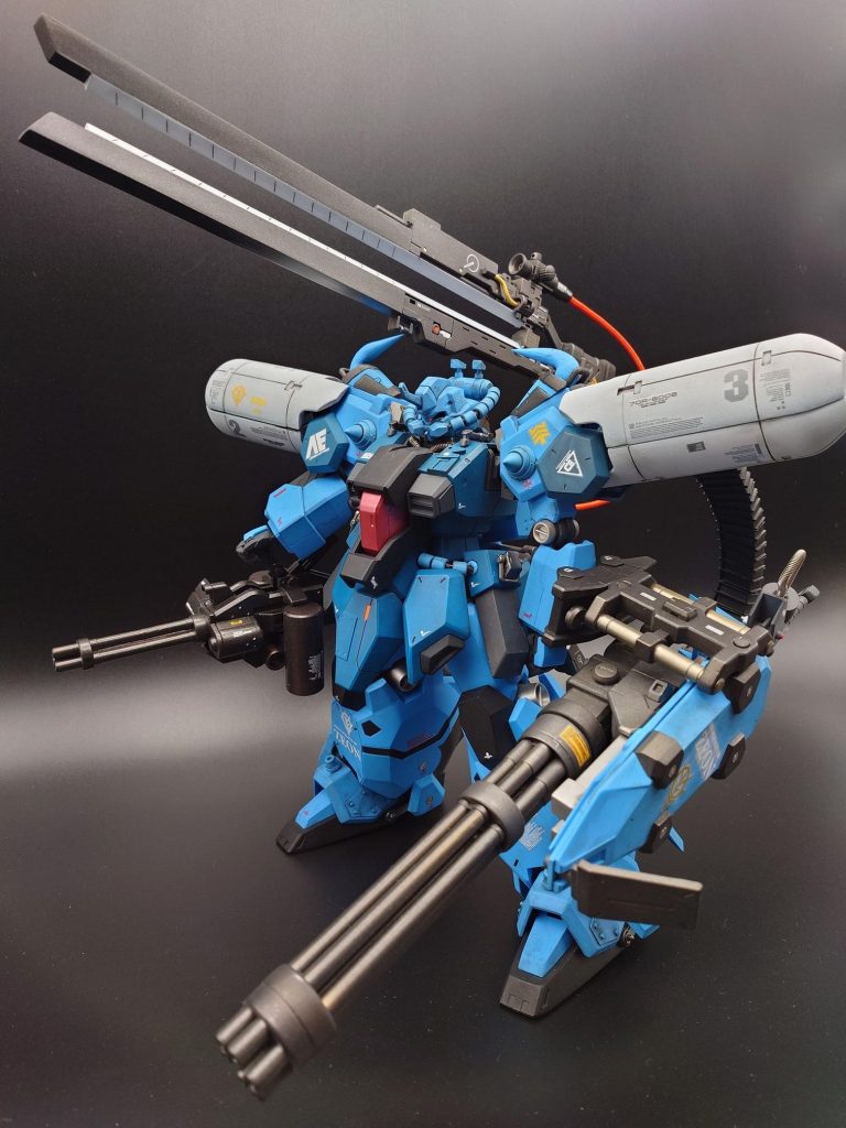 武器はすべて改造品です。右手にビームガトリング、背中にレールガン。