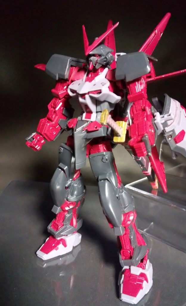 処理途中の状態、良く見ると肩アーマーとフトモモアーマーに白い筋が写り混みまして、そこをメラミンスポンジでこすって表面処理しました