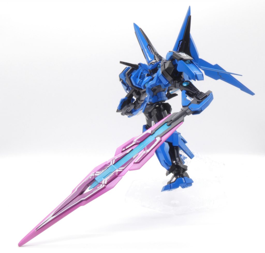 後で紹介するもう一機のエクシアからソードビットを拝借しバスターソード形態