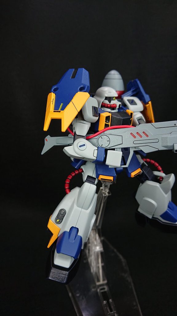 今回はディテールアップに挑戦ということで、両肩と両足にMSGのモールド板を接着