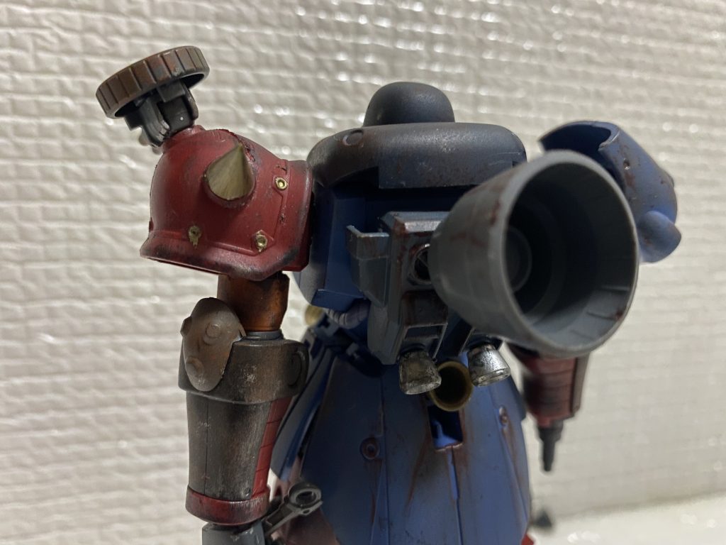 サンダーボルトといえば派手なゴテゴテ装備なので巨大バーニアにし、バーニアを多く取り付けました