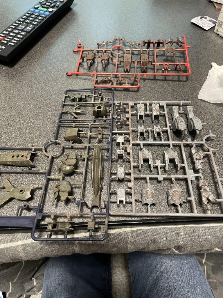 充電式エアブラシを買い、初エアブラシ♪今回はガッツリ汚す予定だったので気楽に吹きました☺️下地はマホガニー。その後ケープかけて岩塩まぶしてねずみ色、ダークグリーン、レッドブラウンで塗装しました☺️