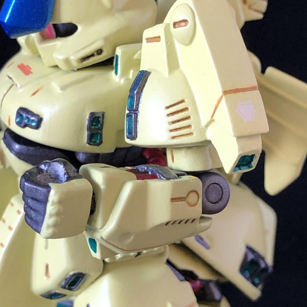 肩は小さかったので、HMSセレクションから。肘が動くようガシャポン戦士nextの間接を仕込みました。
