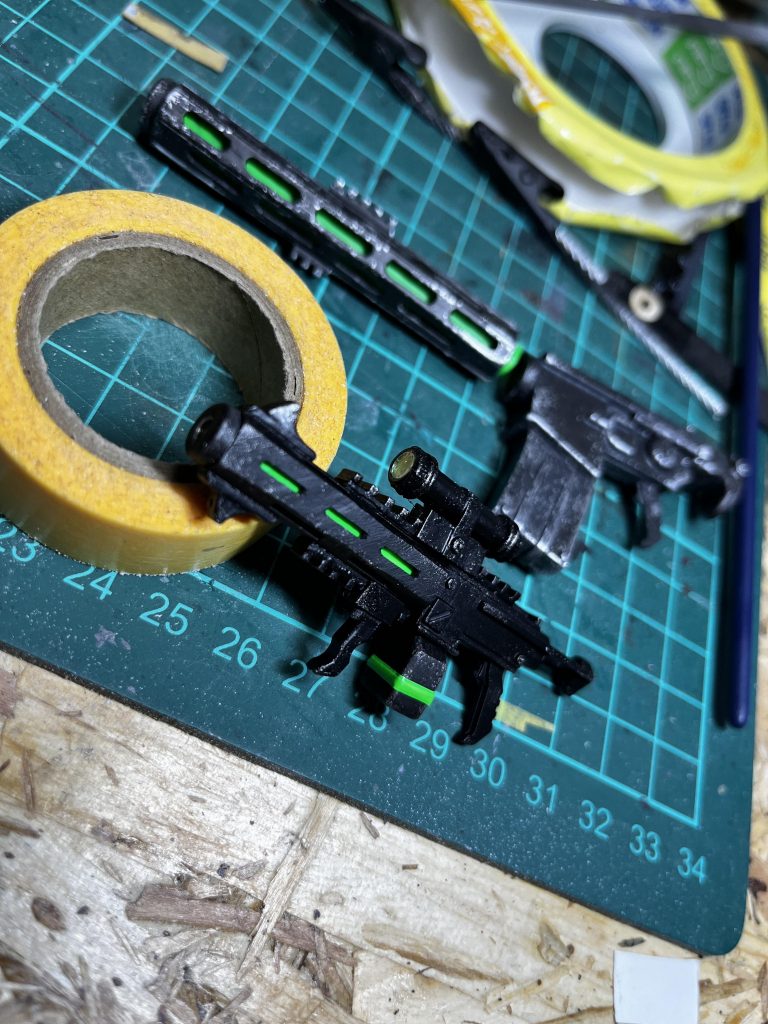 メイン武器は実は2作目くらいの時に既に作っていて、当時は武器をカッコ良くするくらいしかアピールの仕方が分からず、結果MGサイズになってしまっていました。ザクレンジャーの取り組みの中でいろんな表現を学んだ今、再作成し、HGサイズでも存在感のある仕上がりにできたかなぁと思います。