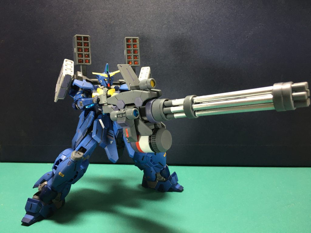 　バックパックのインテグレートミサイルランチャーとシールドの接続基部、組み立て説明では使う様子がない両肩側面は3mm穴があるのである程度拡張性があります。ただ、両肩側面の穴は若干3mmより大きくて緩いので、瞬着を内側に塗りつけて渋くするとオススメです。