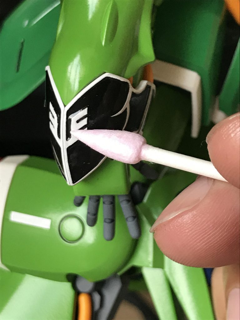 エングレービングは塗り分けています。ラッカー塗料(ホワイト)の上にエナメル塗料(ブラック)を塗り、エングレービングのところだけをエナメル溶剤でふき取って下地のホワイトを出す、といった手順でやっています。