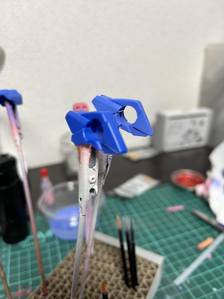 手前が未塗装、奥が塗装中です。パーツによっては表面を800番でヤスりました。乾燥はかなり速いです。でも最初は弾くぐらい薄いので、何回も重ねないと色がでません。塗装後にツヤ消しスプレーを吹いたら塗膜がかなり強くなりました。私はアクリルガッシュで塗装、乾燥後すぐにツヤ消しスプレーを吹きました。ツヤ消しスプレー後は爪で擦ってもパーツ同士が擦れても剥がれませんでした。ツヤ消しスプレーを吹かないと爪で擦るだけで塗膜が剥がれる時があります。ツヤ消しスプレーは室内ではなくベランダで吹いてます。