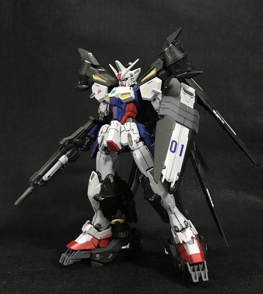 そして、模型オリジナルとゆう事で二つの追加武装を全部乗せする事も出来るようで☺️ ここまでくると、さすがにちょっと趣味ではないのでこの状態では飾らないかも・・😅  カラーレシピ[本体]・キャラクターホワイト・スーパーイタリアンレッド・ティターンズブルー2・イエロー・MSグレー連邦系 [アクセラレートライフル]・黒鉄色 [シールド]・ダークシーグレー [アサルトブースター・高機動ユニット]・サーフェイサーブラック [リニアロックボルト]・ガンダムマーカーゴールド・ガンダムマーカーヘビーガンメタリック デカール・HJラインデカール・HIQ PARTS RB01