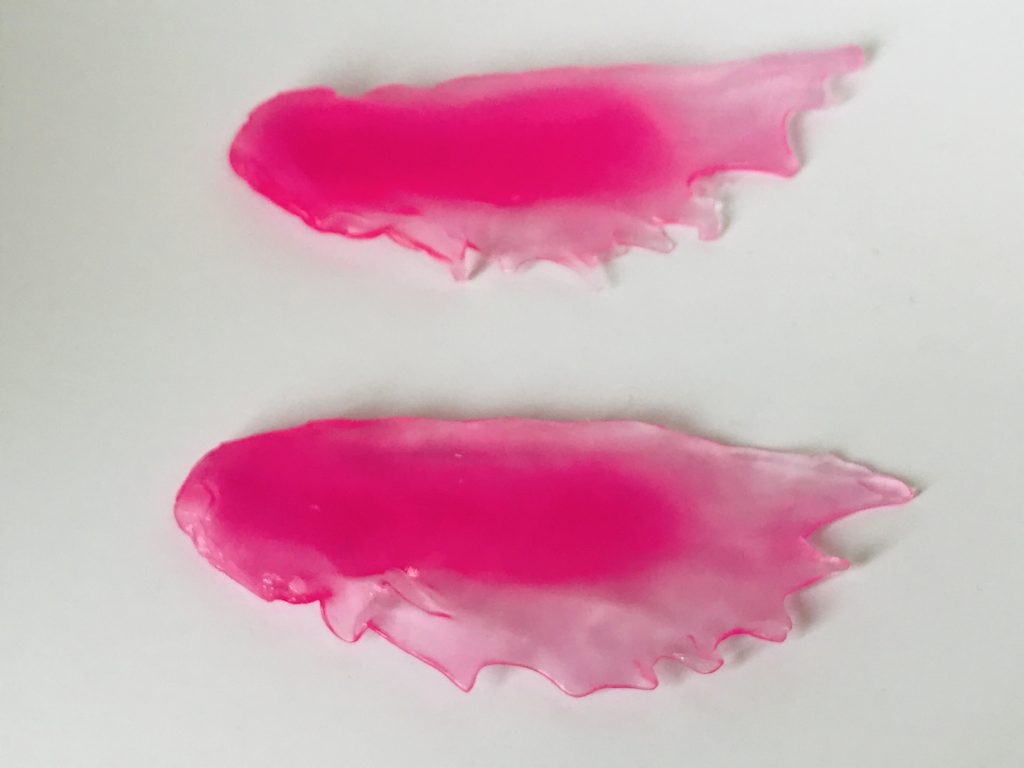 自作光の翼です。左右同じ形にはできませんでした…。