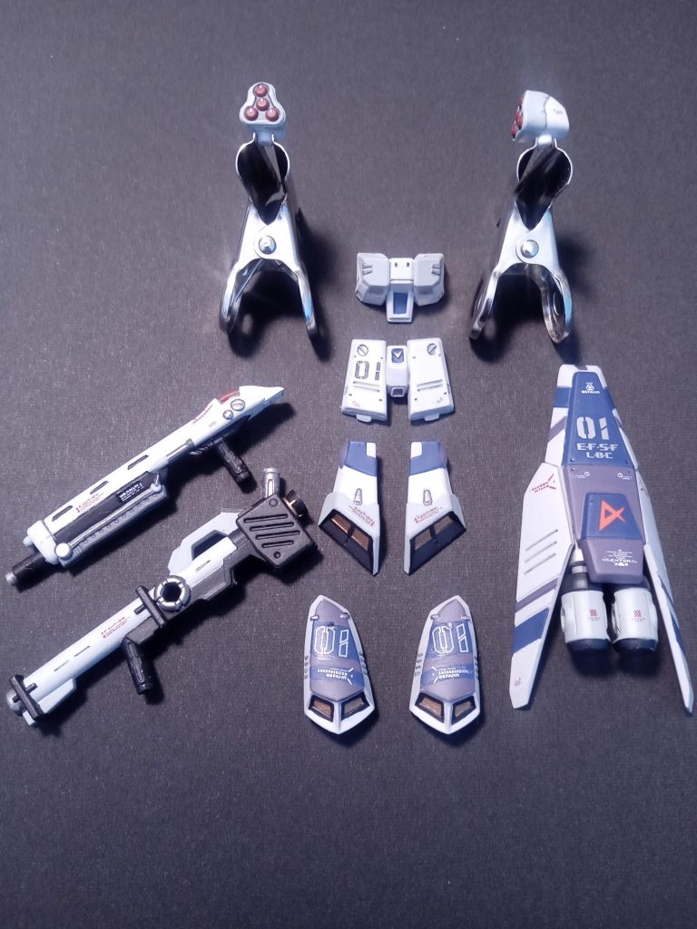 ハイニューガンダムを青と紫の2トーンにしているので、それに合わせたカラーリングにしてみました。ハイニューガンダムと同様腰のＶ字をプラバンで作ってます。