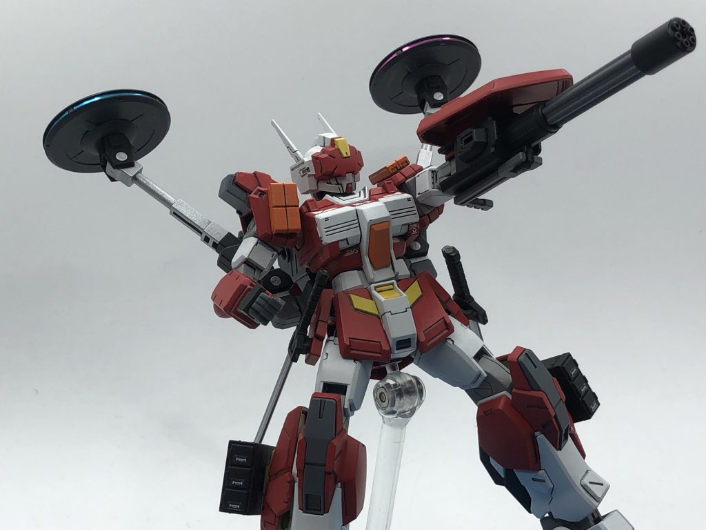 「ライダーを見た者を生かして帰すわけにはいかない」おなじみのガトリングガン。アーミーナイフは腰に2本装備