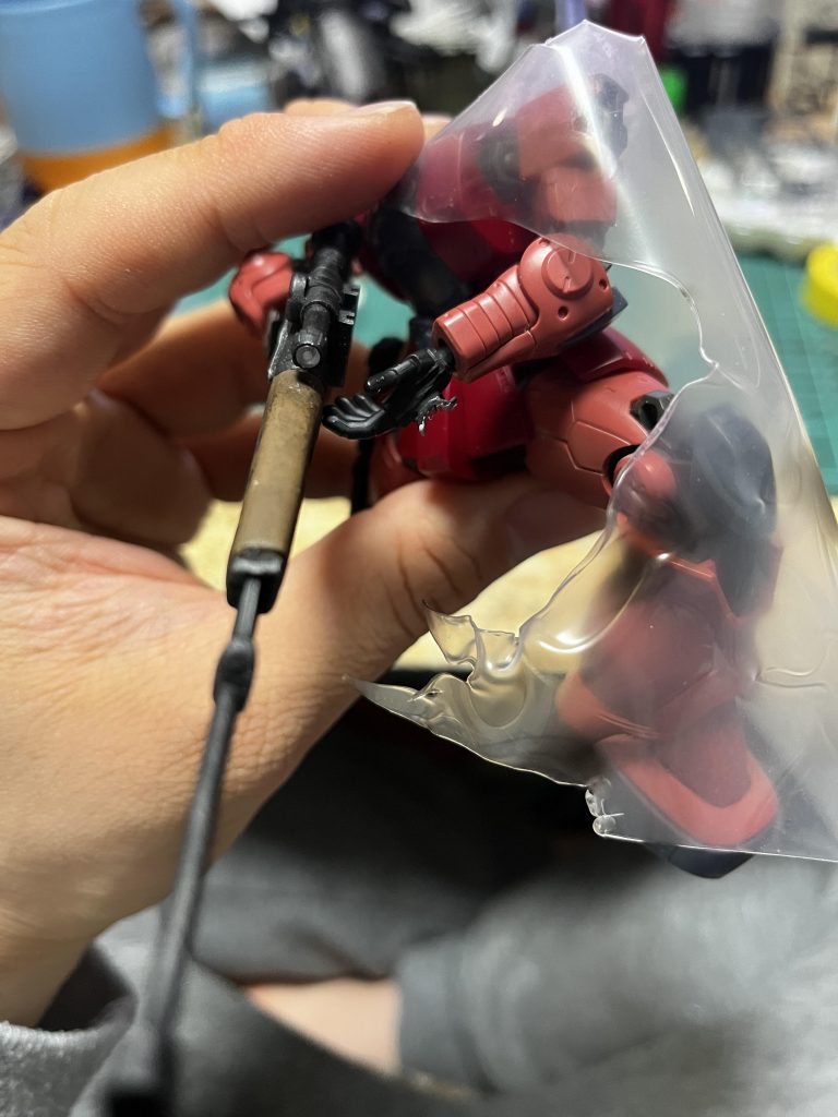 マントの制作工程です。こんな感じで現物合わせしながら蝋燭で炙って少しずつ形を作りました。