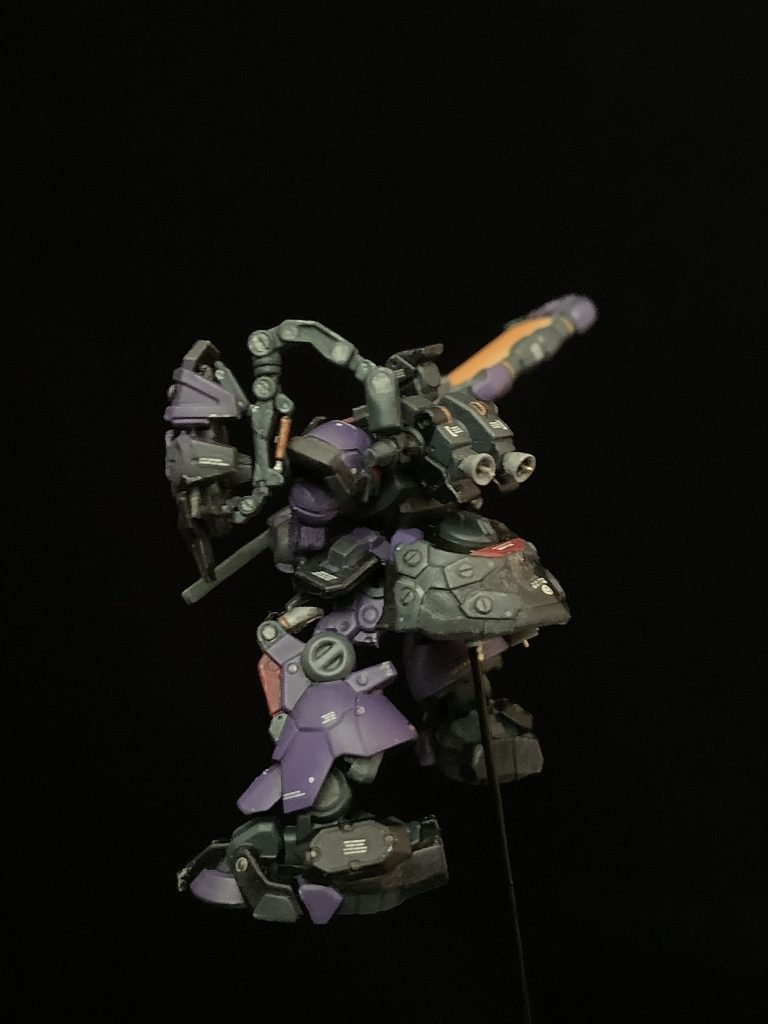 シールドのアームはアーティファクトのジムのパーツを使用しました。バーニアに真鍮線を刺しました。
