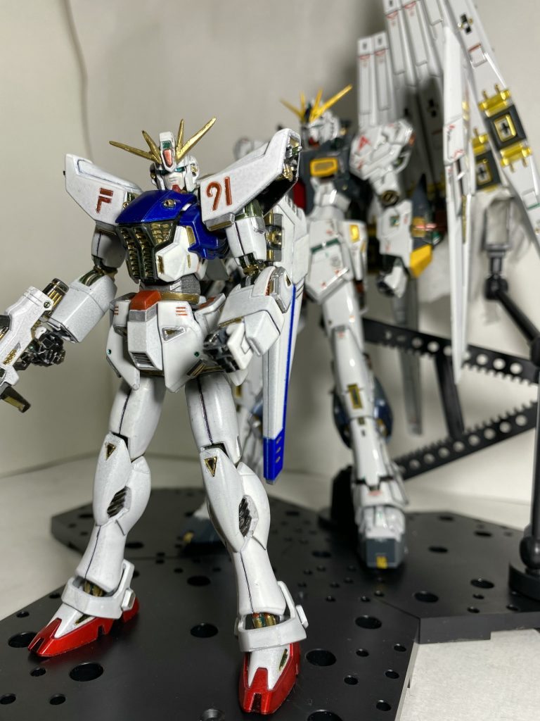 現在リリースされている様々なF91を参考にしましたが、主にメタルビルドを理想像として、そのスタイルや塗装に近づけるよう自分なりに工夫してみました。改めて見ると延長したアンテナのやすりがけがちょい甘いです。
