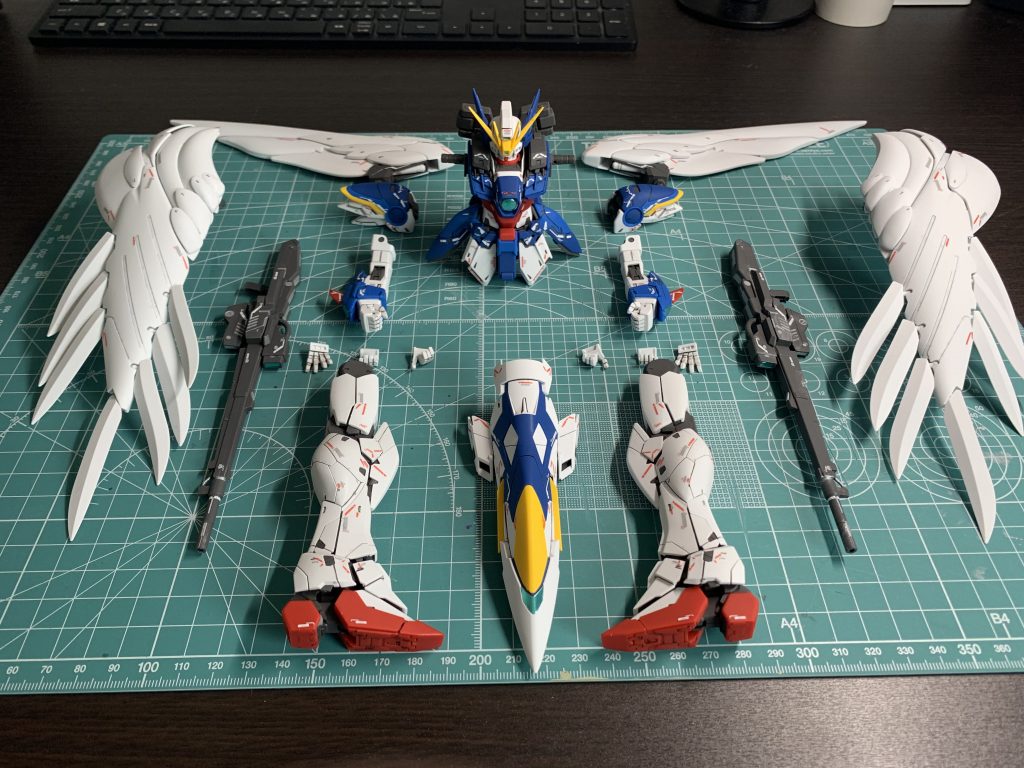 最終組み立ての前のこの瞬間が1番興奮しますよね何故か余ったデカールを貼ったんですが、貼りすぎた感が否めない…