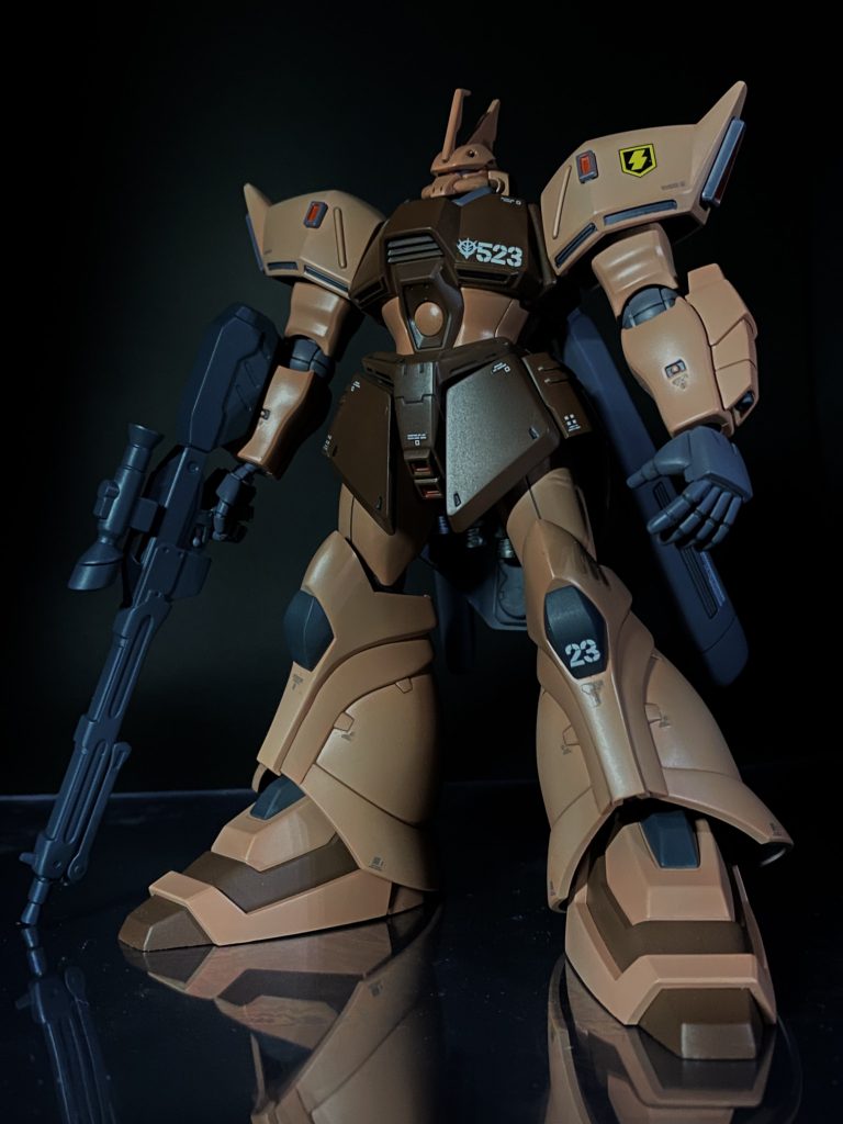 正面ショット。カラーリングは少し白が強くなりましたかねぇ。もう少し赤が強くても良かったかも。左手首はライフル構え用なので不自然な形で立ち姿には変ですね。飾る際はライフル構えさせるので気にしないw いつもはモノアイ周りにお決まりの加工をしますが、この機体はモノアイが小さ過ぎてほぼ見えないのでキットまま。