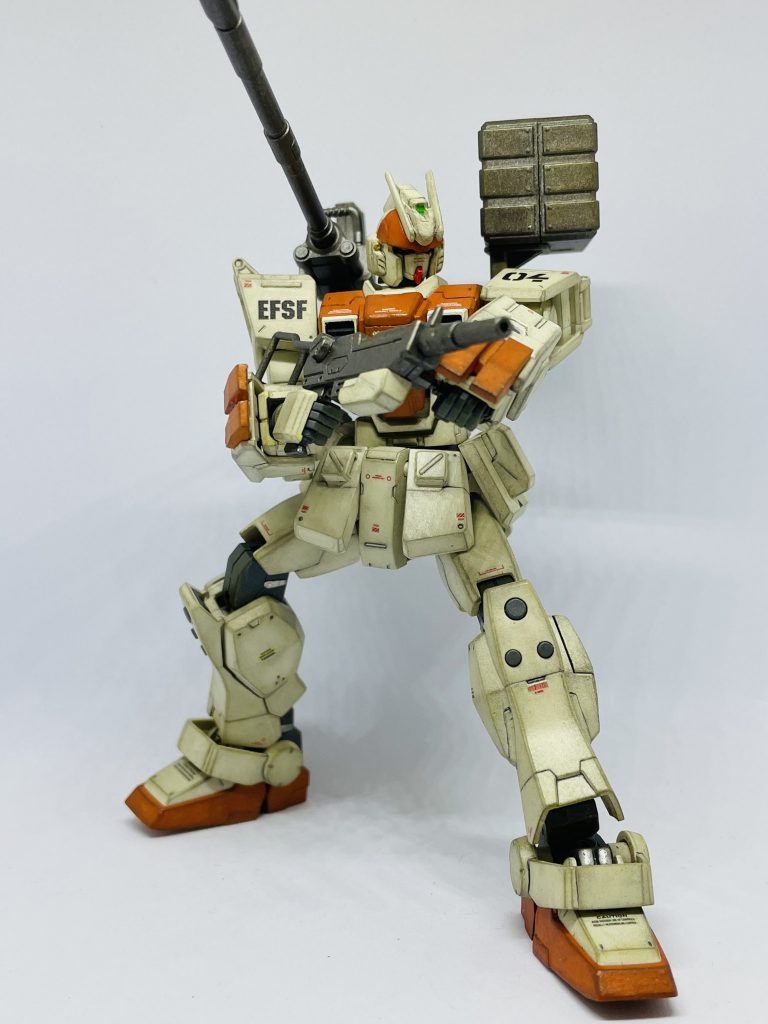 ほぼ陸ジムからイジってないのでフォアグリップは余裕で握れます。マシンガンはEz-8の物を加工してます。