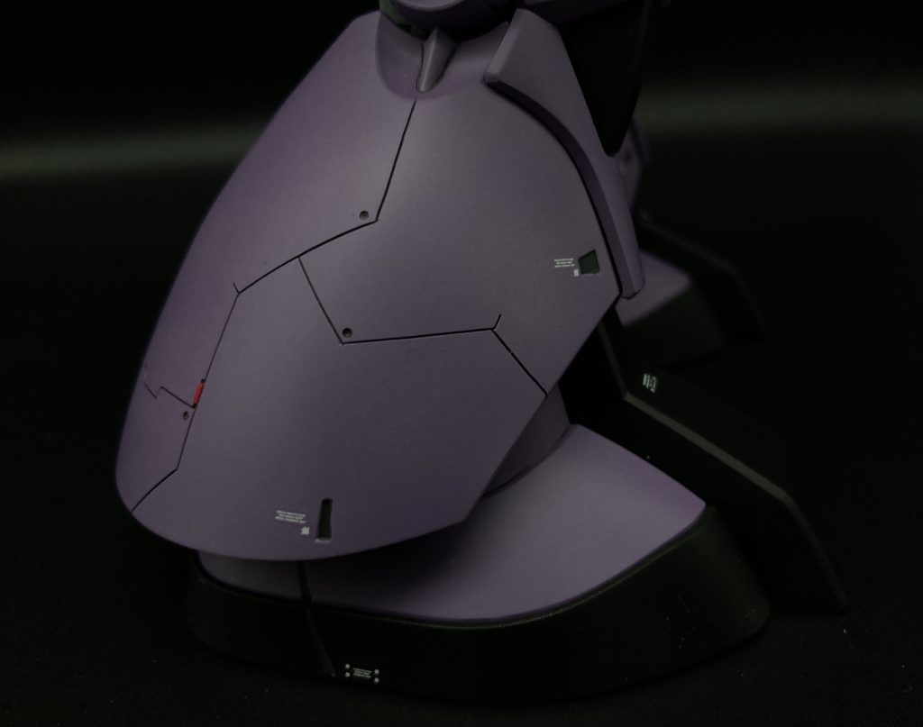 脚部のふくらはぎ部分はパネルラインを引いたり、レッドチップを埋めたりしてディテールアップしています。