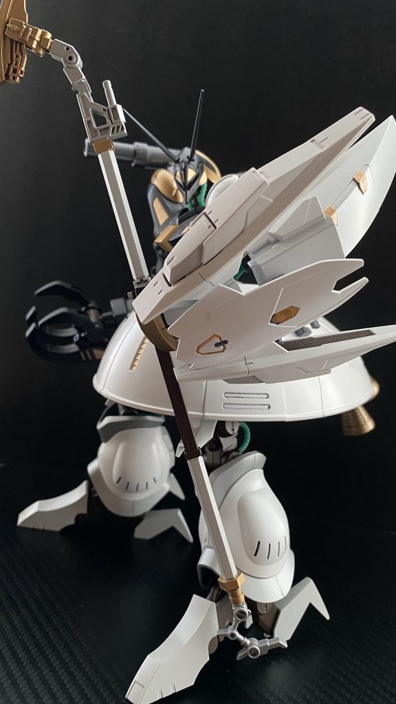 　MS形態時にシールドとなるユニットには、スラスター兼ビームキャノン、MA形態時にフェアリングとなる小型シールドが追加されている。これにより、MS時の防御性能、MA時の機動性が向上しているが、左側が重くなり、MS時のバランスが崩れている。