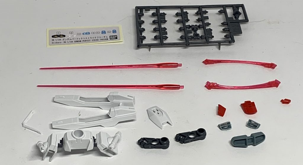 最後に余剰パーツ類。HGCEインフィニットジャスティスガンダムのエフェクトとHGCEストライクフリーダムガンダムの一部装甲パーツとライフルの装甲。羽根部の基部そして胸部のインテーク類ですね。ミキシングなどに使えそうなのはライフルのパーツとサーベルくらいでしょうか。