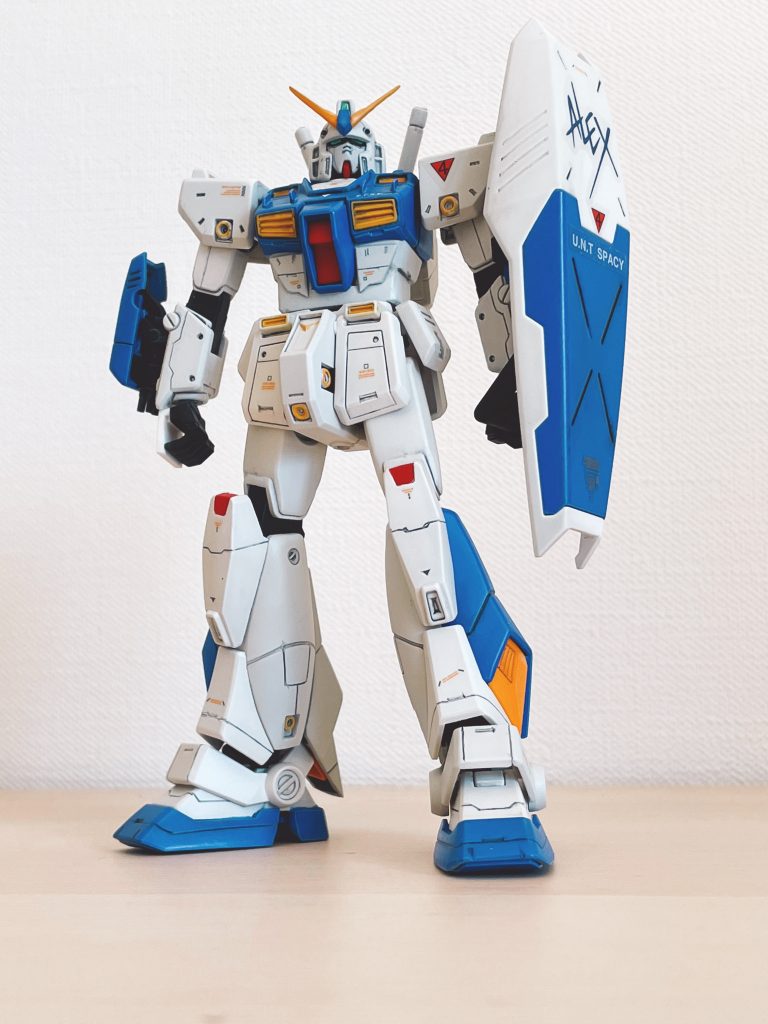 青は最初もっと緑っぽい青を塗ったんですがALEX感が出なかったので、コバルトブルーに変更しました。写真は加工でちょっと明るい青に見えてますが。プロポーションは結構いい感じ。最後まで肩の位置や幅を広げるかどうか悩んだんですが、結果的にはいじらず良かったかな。すねのデカールが歪んでる…