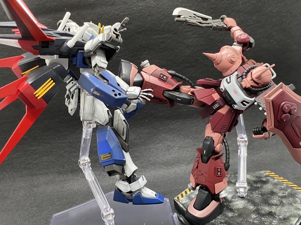 腹蹴り。ガンダムとザクならガンダムの方が好みですがガンダムに腹蹴りするザクは大好きです。
