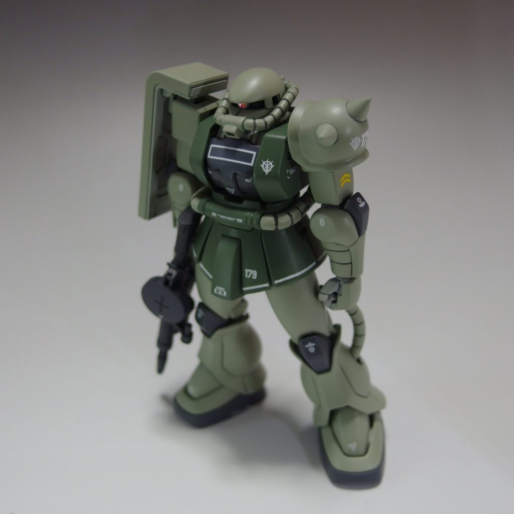 カラーリングは極めてオーソドックスな量産型カラー。