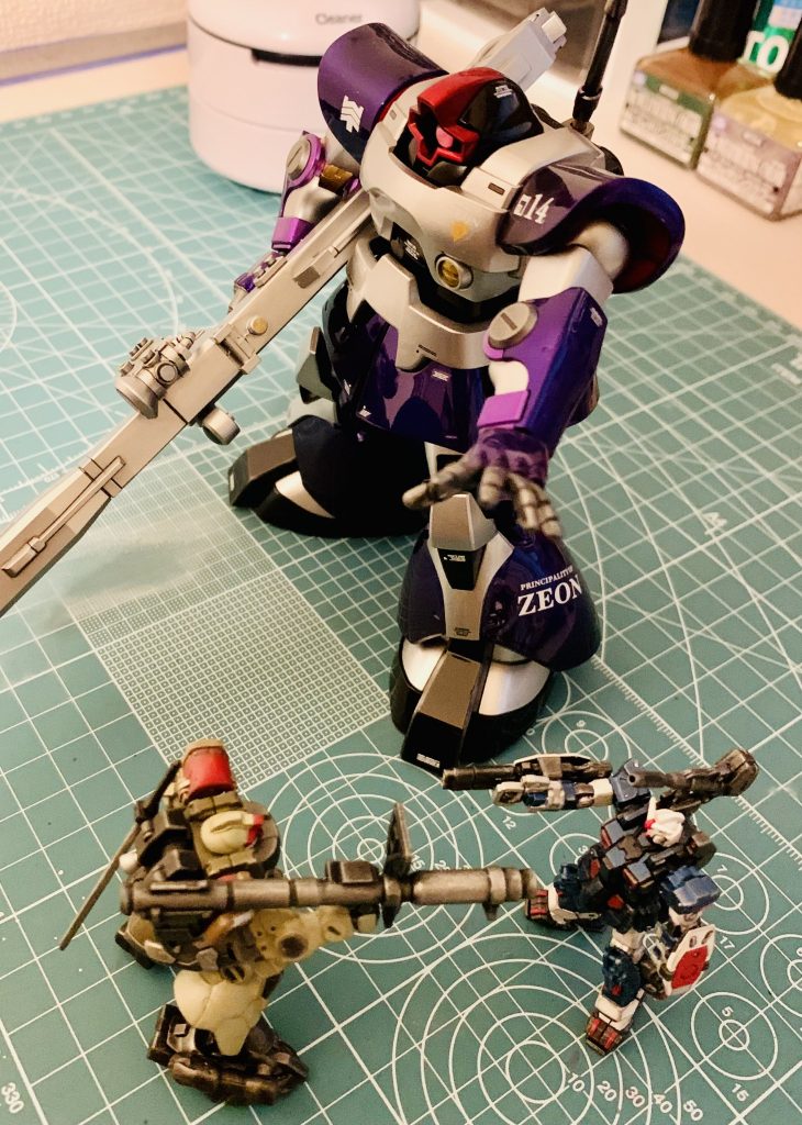 1/144の膝までしかないから銃を向けてもなんだか可愛いw