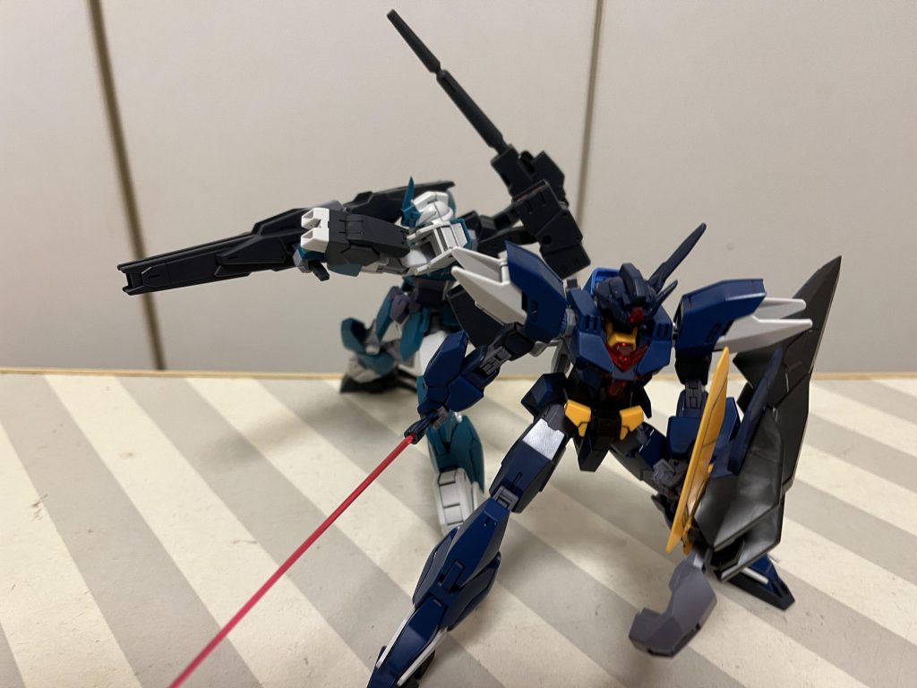 そこに居たヴィートルーと一緒に!公式でも言及されてるカラーコーディネイトなので、やろうと思えばティターンズカラーのヴィートルーや緑カラーのメルクワンとかも出来るんですよね、、あ、腰のフロントアーマーがないのは、死ぬほどポロリしやすくて心が折れたからです。このコアガンダムはハズレを引いたみたいで、各関節は弱いし、足首はぐらつくし、フロントアーマーはまともにつかないw 元々のアースリィガンダムに付属するコアガンダムは関節もしっかりしてたので、ハズレの個体を引いてしまったんだと思います。