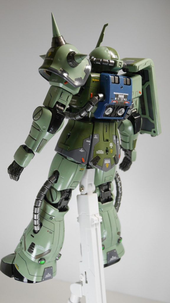 デカールは付属のドライデカールやMGシャアザクの水転写デカールを中心に貼りたいだけ貼りました。