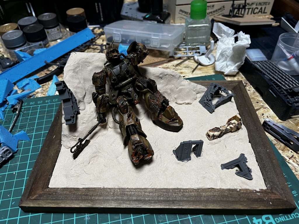 ウェザリングカラーの乾燥待ちの時間でジオラマを作りました。木粉粘土、スタイロフォーム、前作のビルの残りパーツ、バークチップ、ジオラマ用のパウダーを使いました。