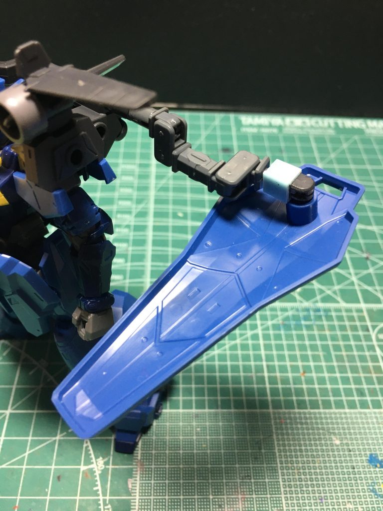 　シールドのアームはHGBCパワードアームズパワーダ―の関節パーツを使ってぐねぐね可動させられます。シールド裏のボールジョイントは替えが効かないのでキットのものを切り取って左右の幅をプラ板で増してから3mm穴を開けて関節パーツに接続。