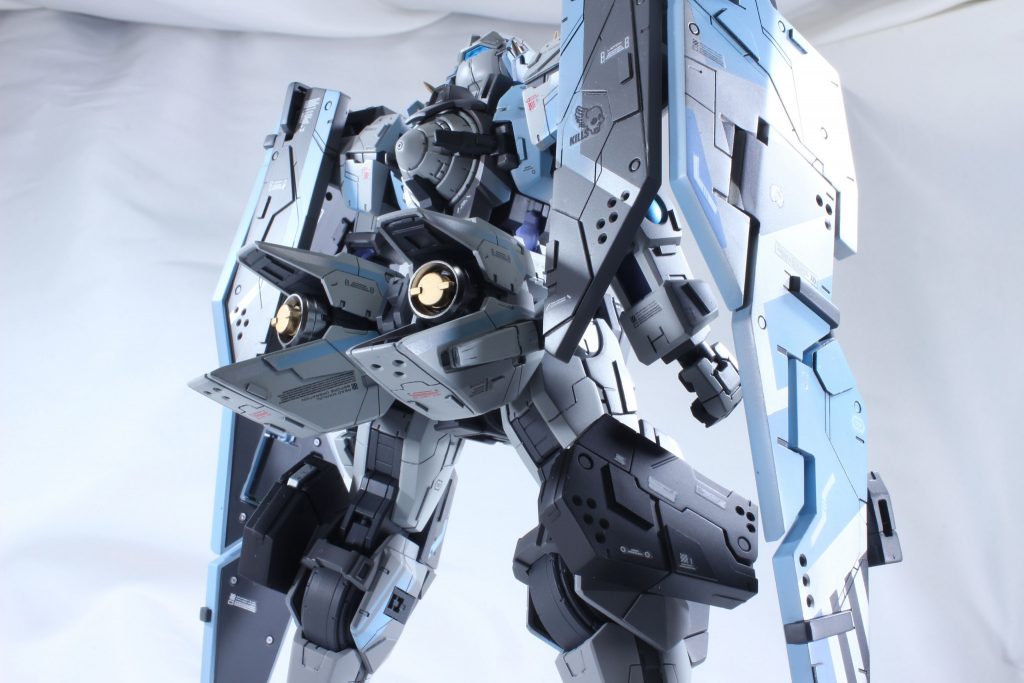 スラスターのヴェゼルもメッキカラーにて。全てのパーツを黒サフにて下地、クレオスシルバーを吹きマスキング、ブルーでグラデを施した後またマスク、グレーの順で塗ってます。マステの切り抜きもなくたふぁひたすら貼るだけでした😆