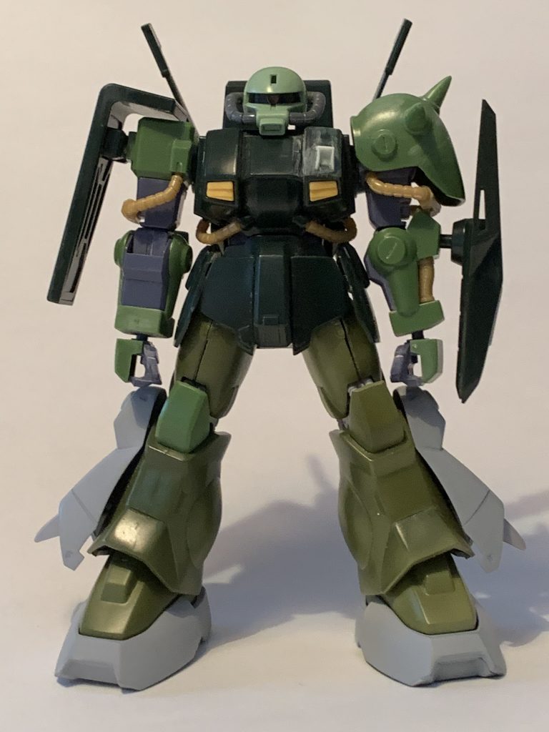 製作前の画像です。頭部はF2ザクベースで改造しています。また、プラバン、パテ等で改造してます。