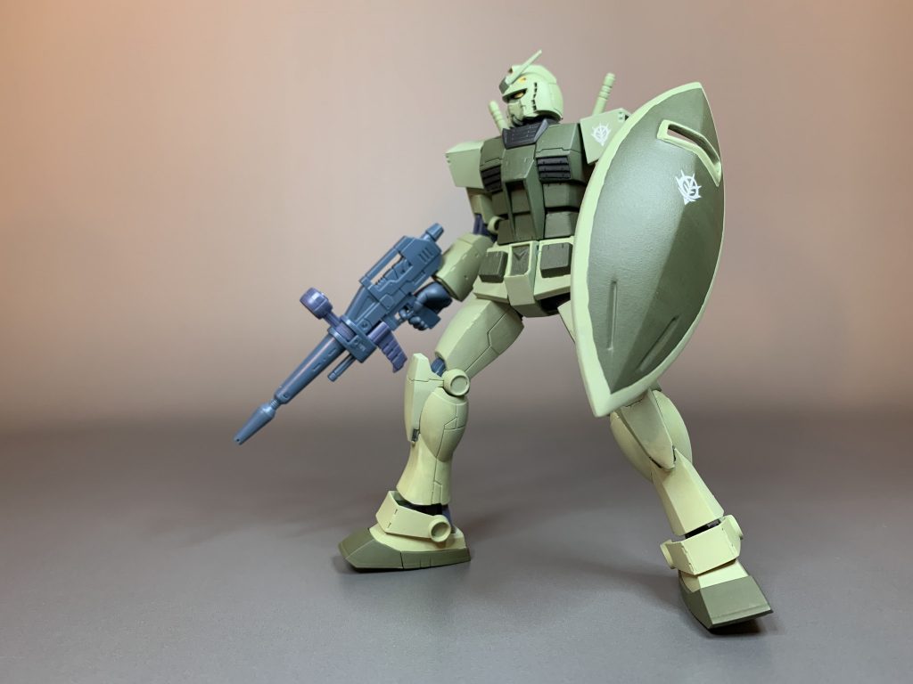 ゲルググのシールドを装備して、ジオンマークを入れるとすっかりジオン軍のモビルスーツ『ジオン軍のよもぎ色の悪魔』へと変貌を遂げました。