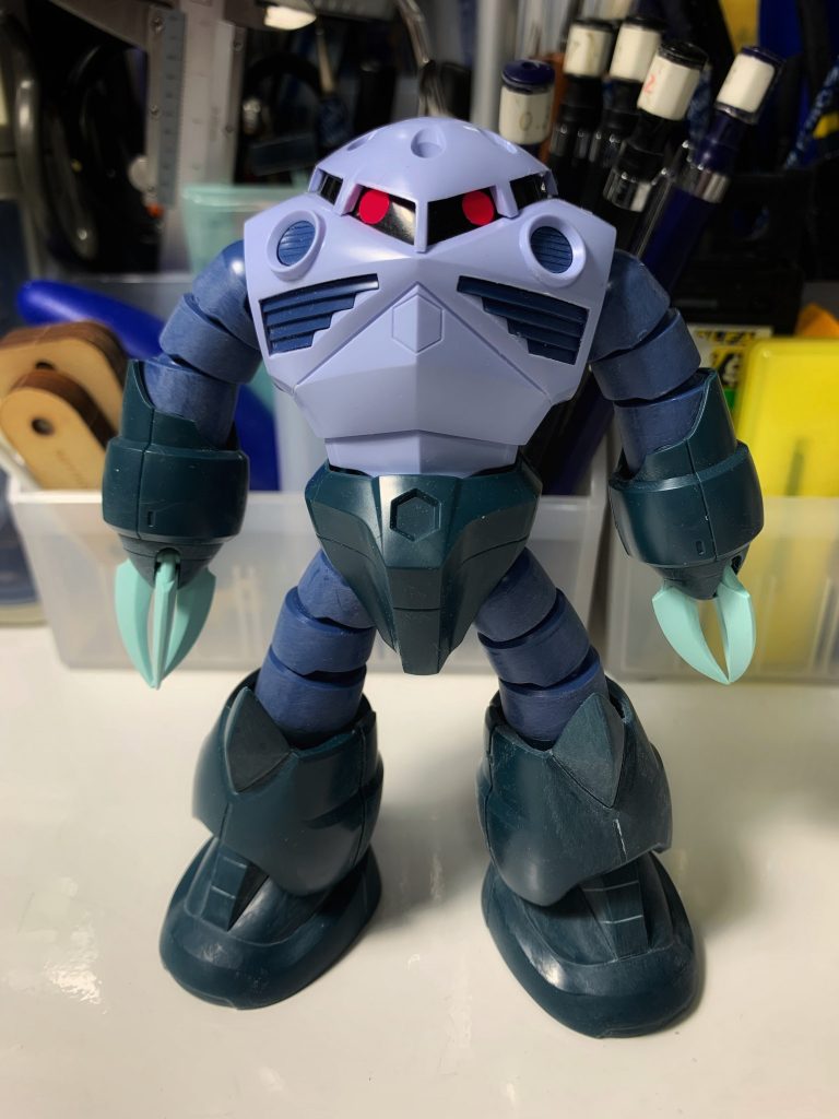 パチ組み状態改めて見ると面白い配色をしています量産型は「青」のイメージですが、ちゃんと青いのって関節のジャバラとダクト、バックパックくらいなんですね