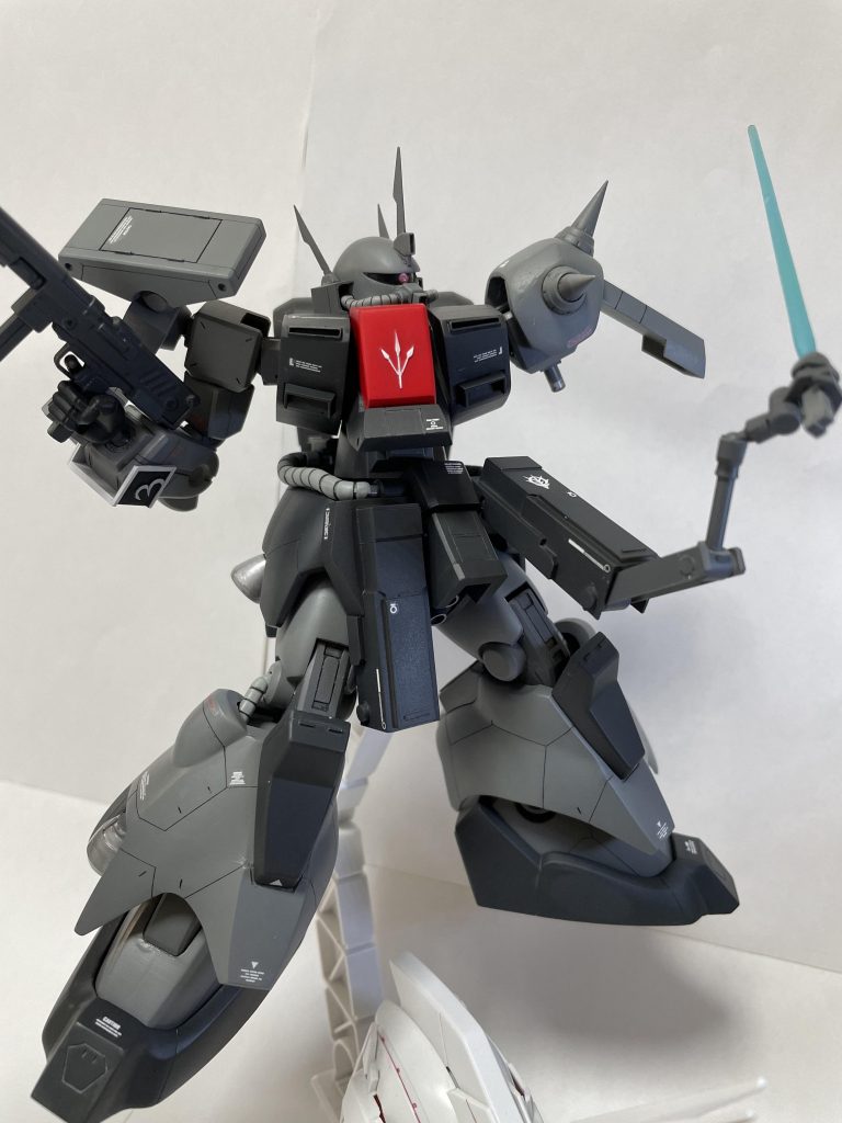 ジェガンD型と斬り結び、左腕を切られながらも隠し腕で撃破するシーンを再現。ZZ時代のザクⅢにはない、隠し腕を活かした戦闘スタイルにロマンを感じずにはいられません。まるでジ・Oのような存在感。パイロットも相当な手練れだったのでしょう。あれ？ご乱心アンジェロくんに56されてなかったっけ？