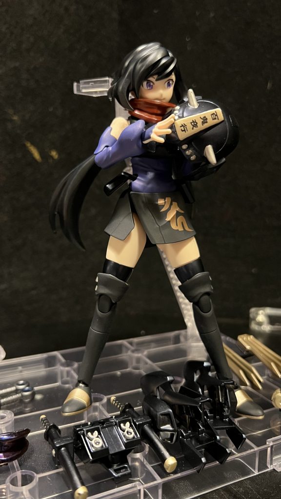 頭部を差し替え、兜を脱いだ風の1枚。余剰パーツも多いので、マフラーも差し替え。