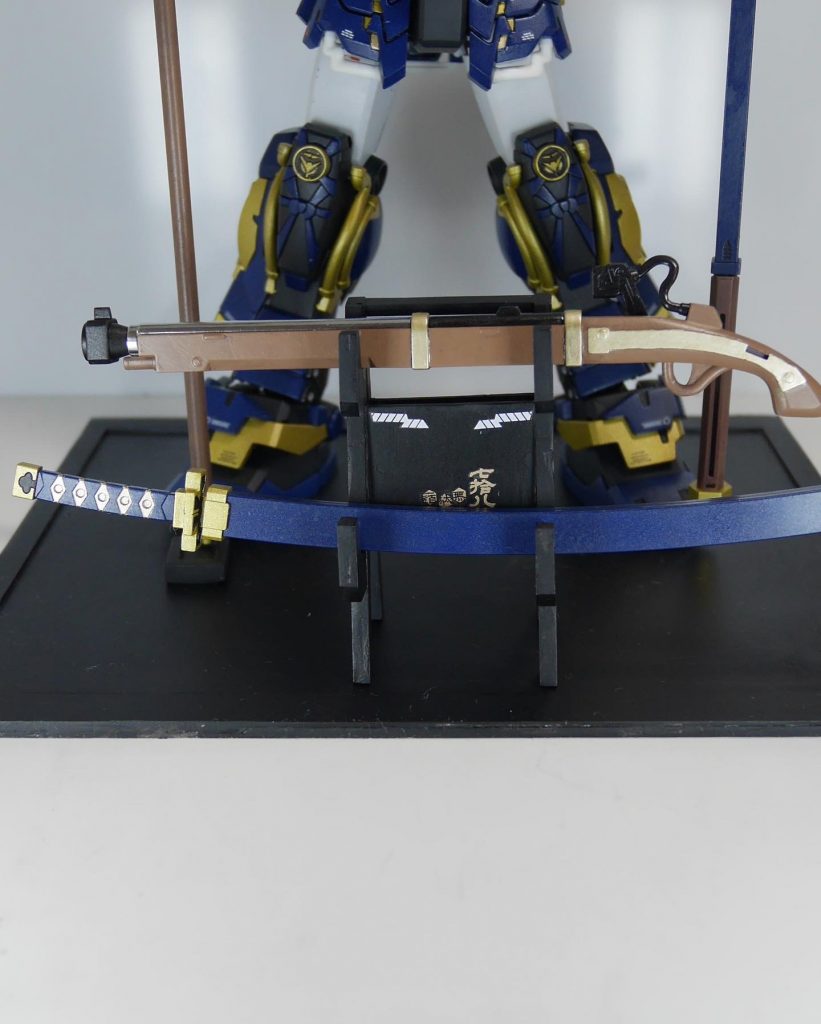 土台と刀等置いているものは完全スクラッチで作成。土台にはマグネットシートや鉄の板を仕込み、足に付けたネオジム磁石と固定できるようにしてあります。茶色パーツはあえてムラムラに塗り、ムラの部分をリアルタッチマーカーで汚して木目を表現しました。写真じゃ分かりにくいですが、肉眼だと良い感じになってます。