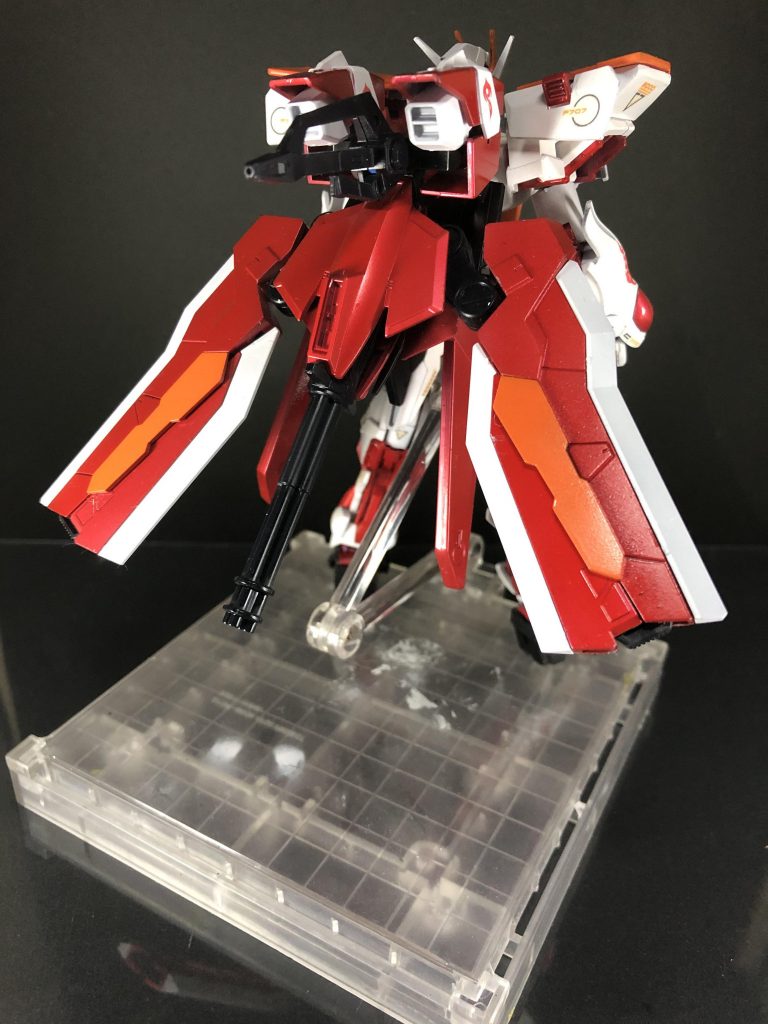 前々からストライクは赤が似合うと思ってたんですけど普通に赤くするだけじゃ面白くなかったのでアストレイと合わせてフレームの色を赤くしました。アストレイ自体結構漢字が似合うデザインなので自分のマークともかなり合ってるなぁとストフリっぽさも欲しかったので要素がそれっぽいリヴランスの腕を使いました